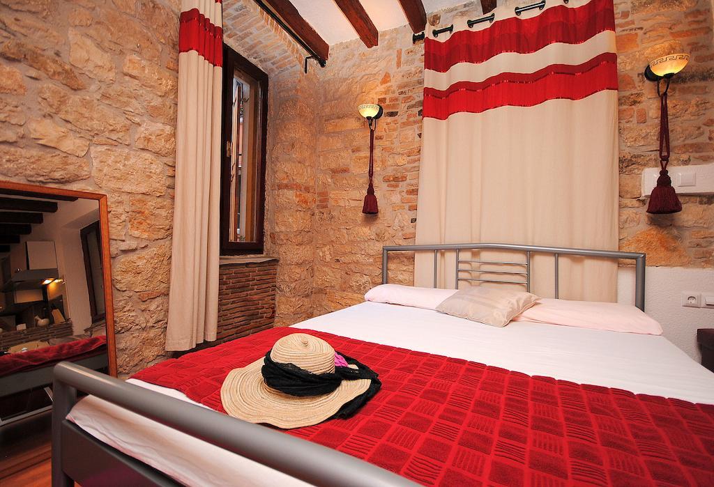 Guesthouse Ancient Stone โรวีน ห้อง รูปภาพ