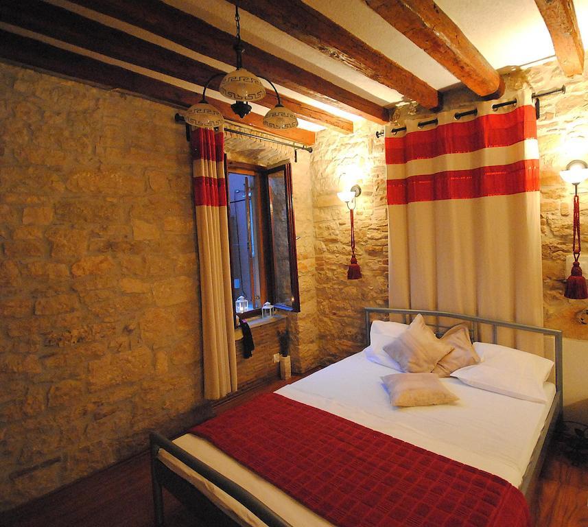 Guesthouse Ancient Stone โรวีน ภายนอก รูปภาพ