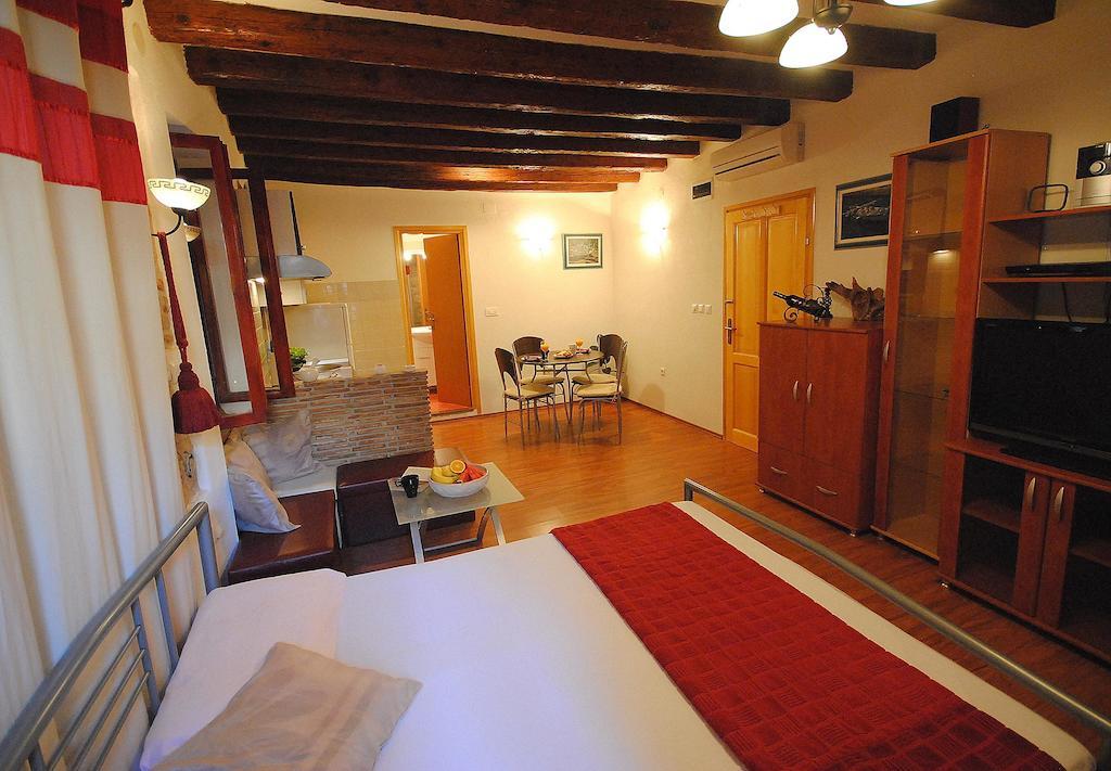 Guesthouse Ancient Stone โรวีน ห้อง รูปภาพ