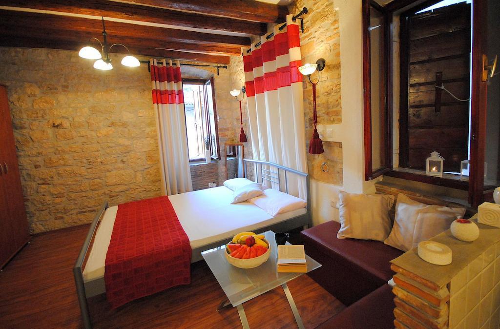 Guesthouse Ancient Stone โรวีน ห้อง รูปภาพ