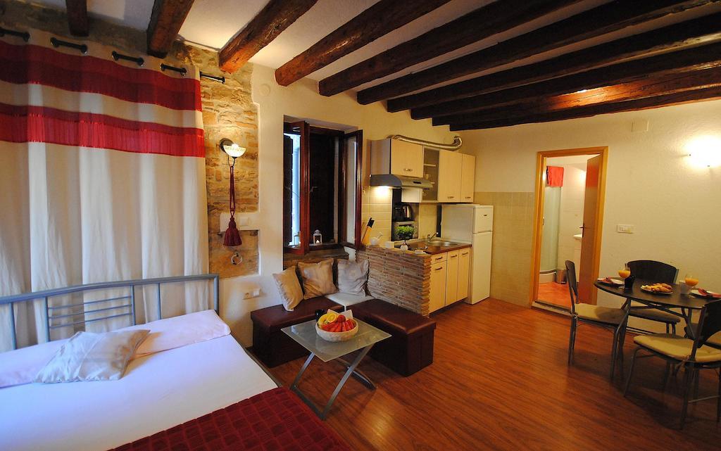 Guesthouse Ancient Stone โรวีน ห้อง รูปภาพ