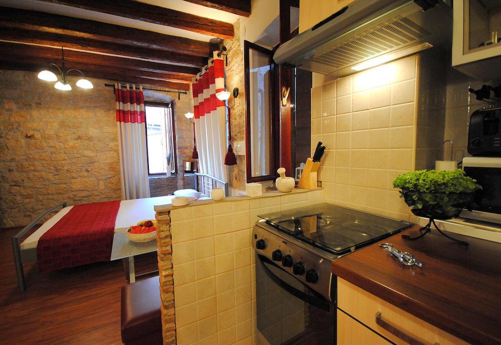 Guesthouse Ancient Stone โรวีน ห้อง รูปภาพ