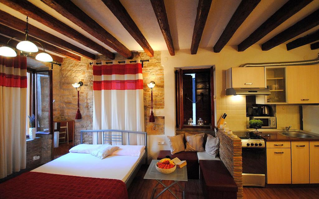 Guesthouse Ancient Stone โรวีน ภายนอก รูปภาพ