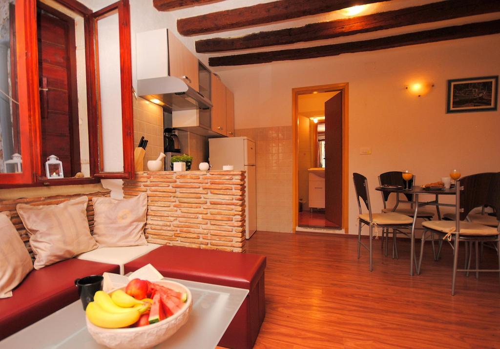 Guesthouse Ancient Stone โรวีน ห้อง รูปภาพ