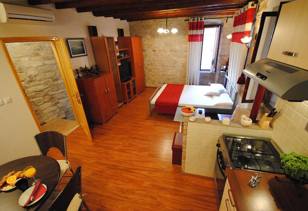 Guesthouse Ancient Stone โรวีน ห้อง รูปภาพ