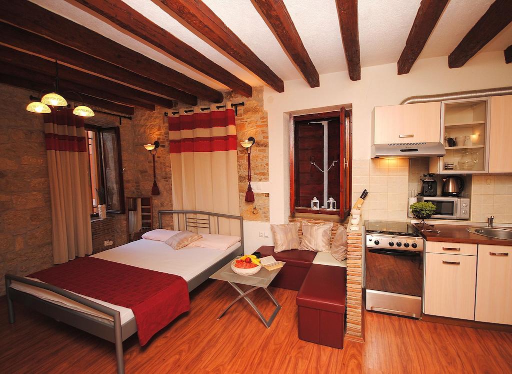 Guesthouse Ancient Stone โรวีน ห้อง รูปภาพ