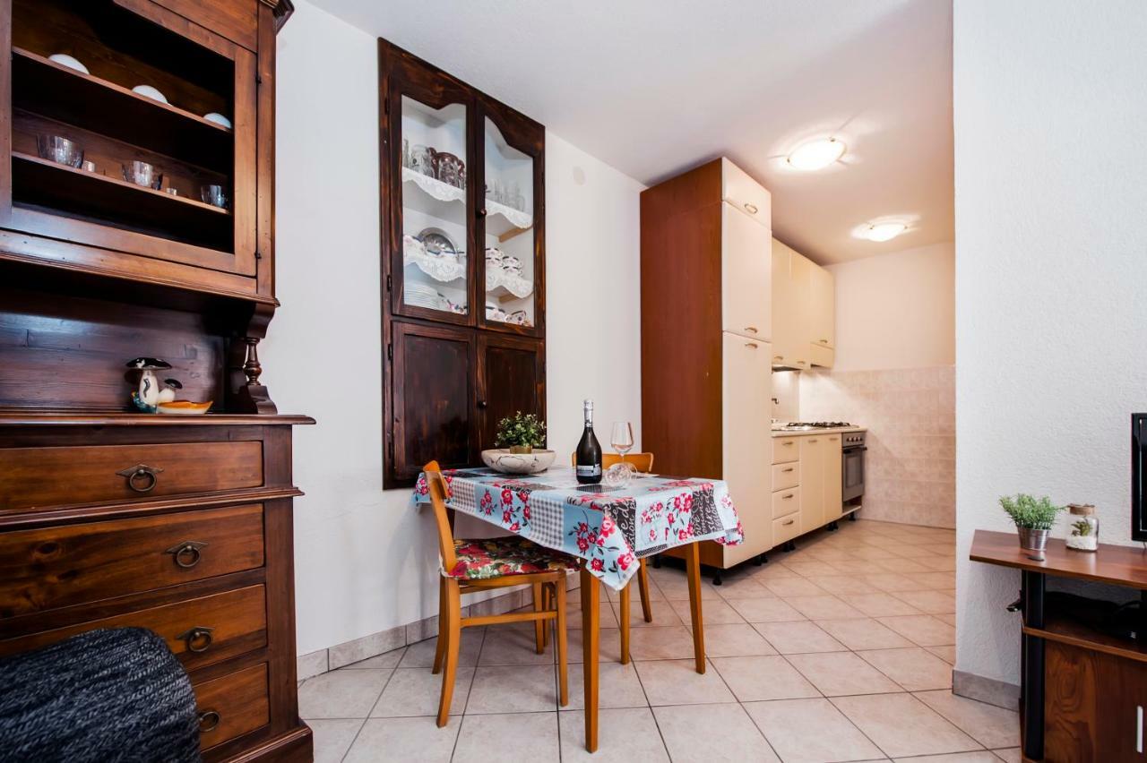 Guesthouse Ancient Stone โรวีน ภายนอก รูปภาพ