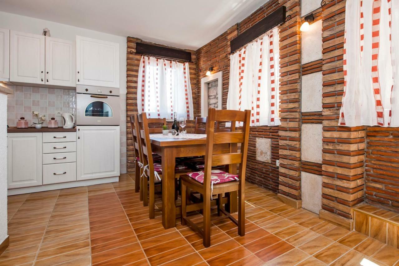 Guesthouse Ancient Stone โรวีน ภายนอก รูปภาพ