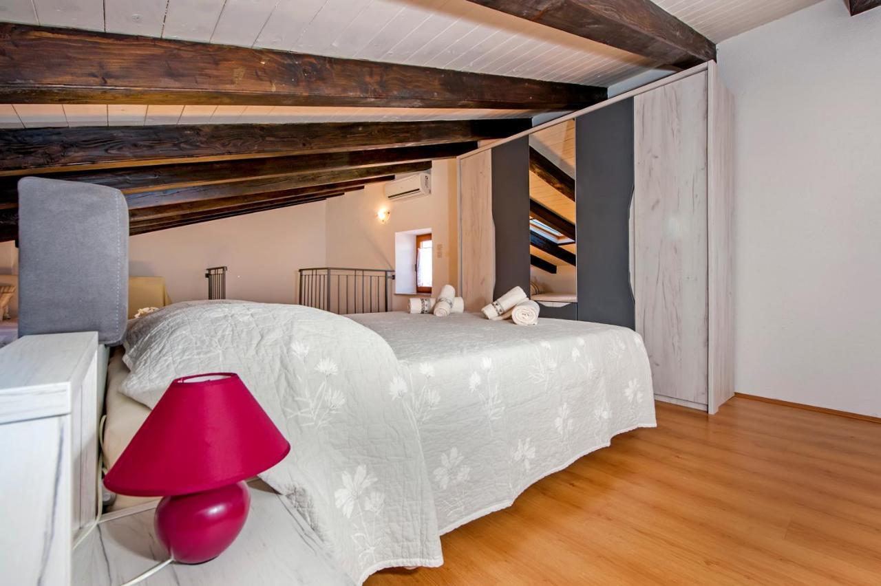 Guesthouse Ancient Stone โรวีน ภายนอก รูปภาพ