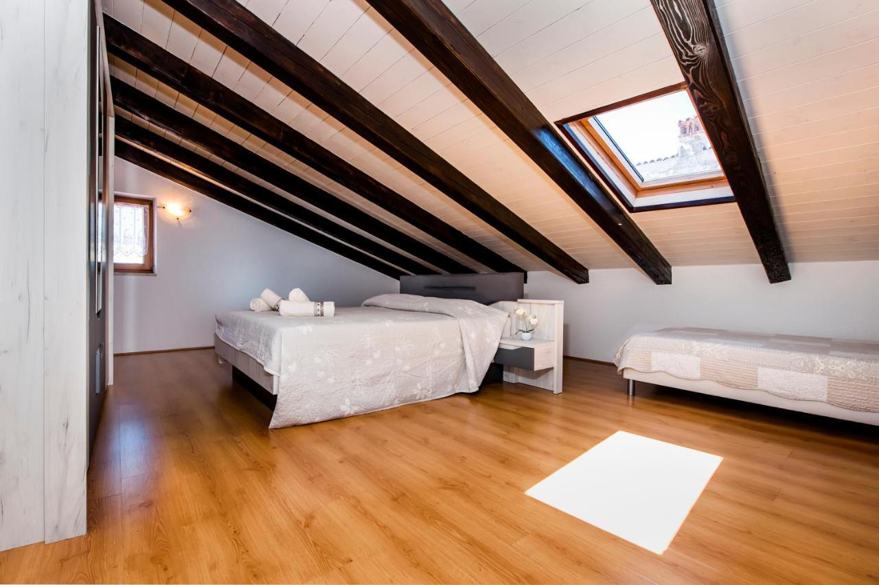 Guesthouse Ancient Stone โรวีน ภายนอก รูปภาพ