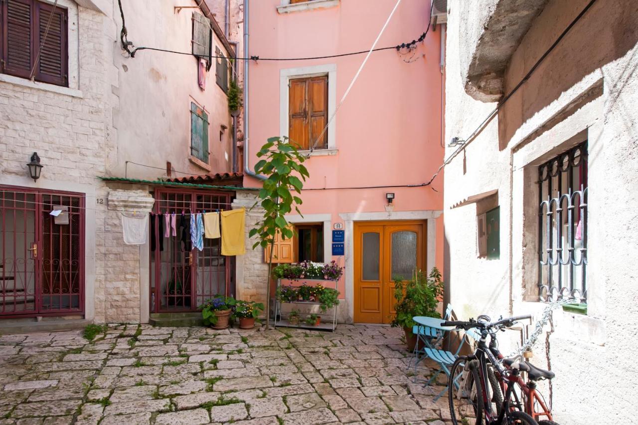 Guesthouse Ancient Stone โรวีน ภายนอก รูปภาพ