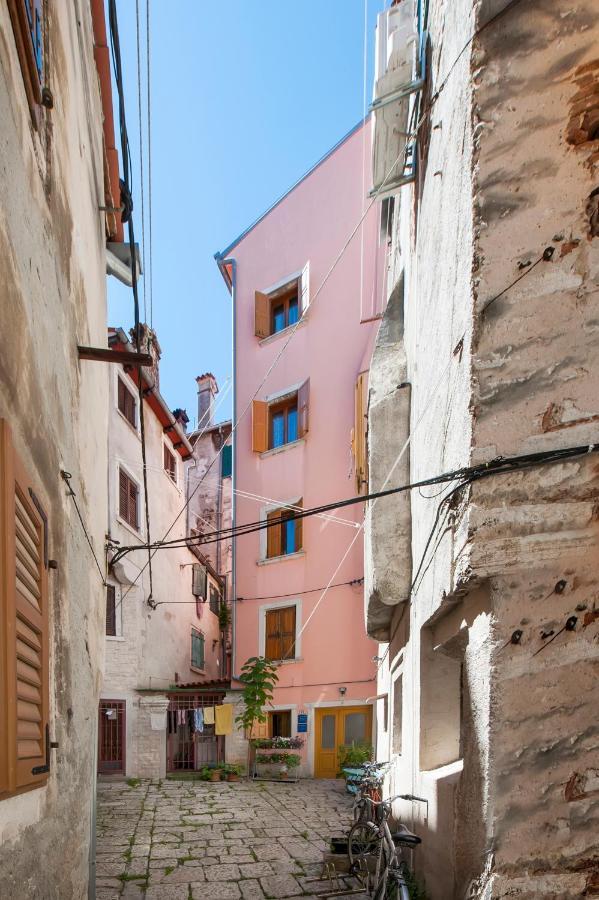 Guesthouse Ancient Stone โรวีน ภายนอก รูปภาพ